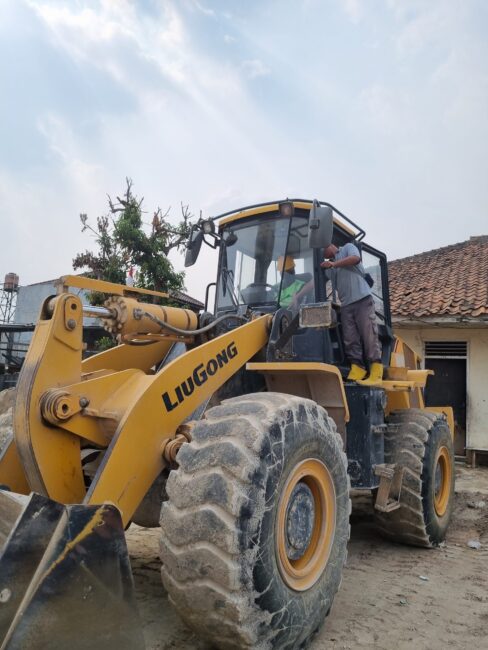 ALAT-BERAT-LOADER-scaled