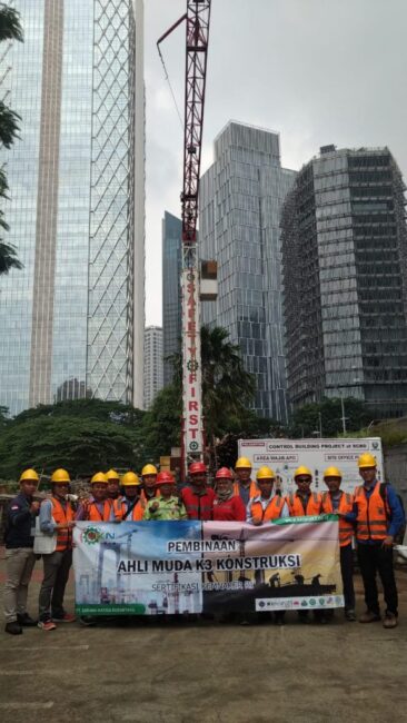 Foto-Ahli-Muda-K3-Kontruksi-577x1024