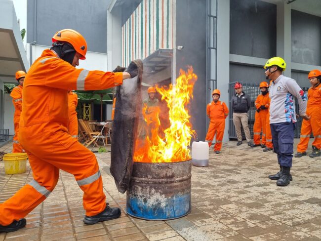 PERAN-PETUGAS-KEBAKARAN-1