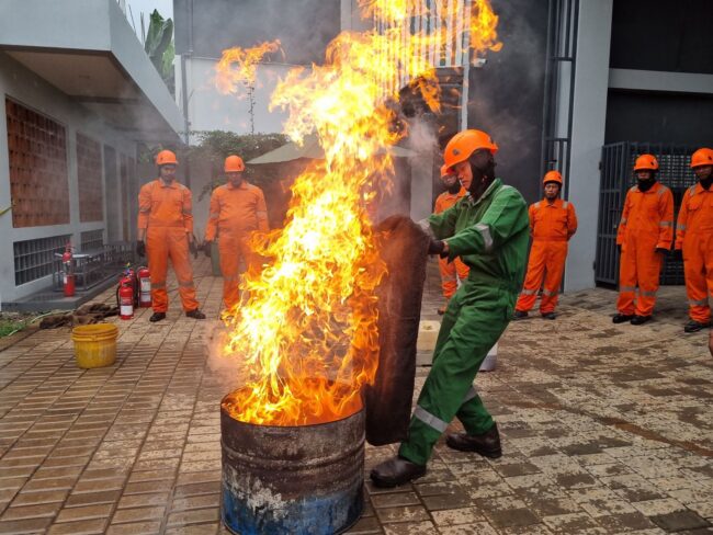 PERAN-PETUGAS-KEBAKARAN-4