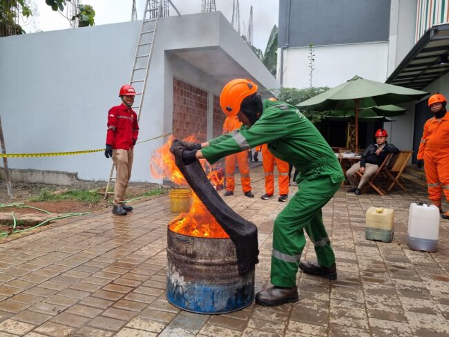 PERAN-PETUGAS-KEBAKARAN-5