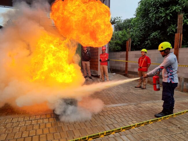 PERAN-PETUGAS-KEBAKARAN-7