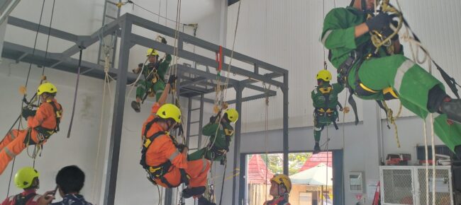 TENAGA-KERJA-PADA-KETINGGIAN-I-scaled